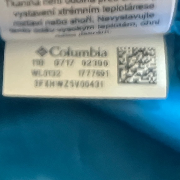 COLUMBIA WOMAN’s wind rain jacket breaker with hood. Long back to cover bottom - Picture 8 of 12